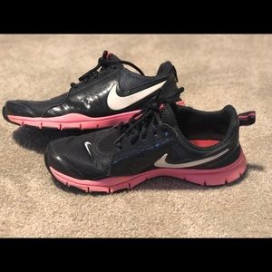 Women’s Nike tennis shoes